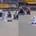 namaz on busy road in kerala