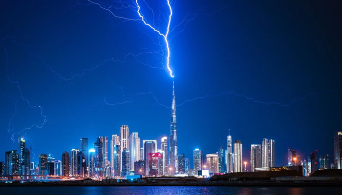 lightning strikes burj khalifa
